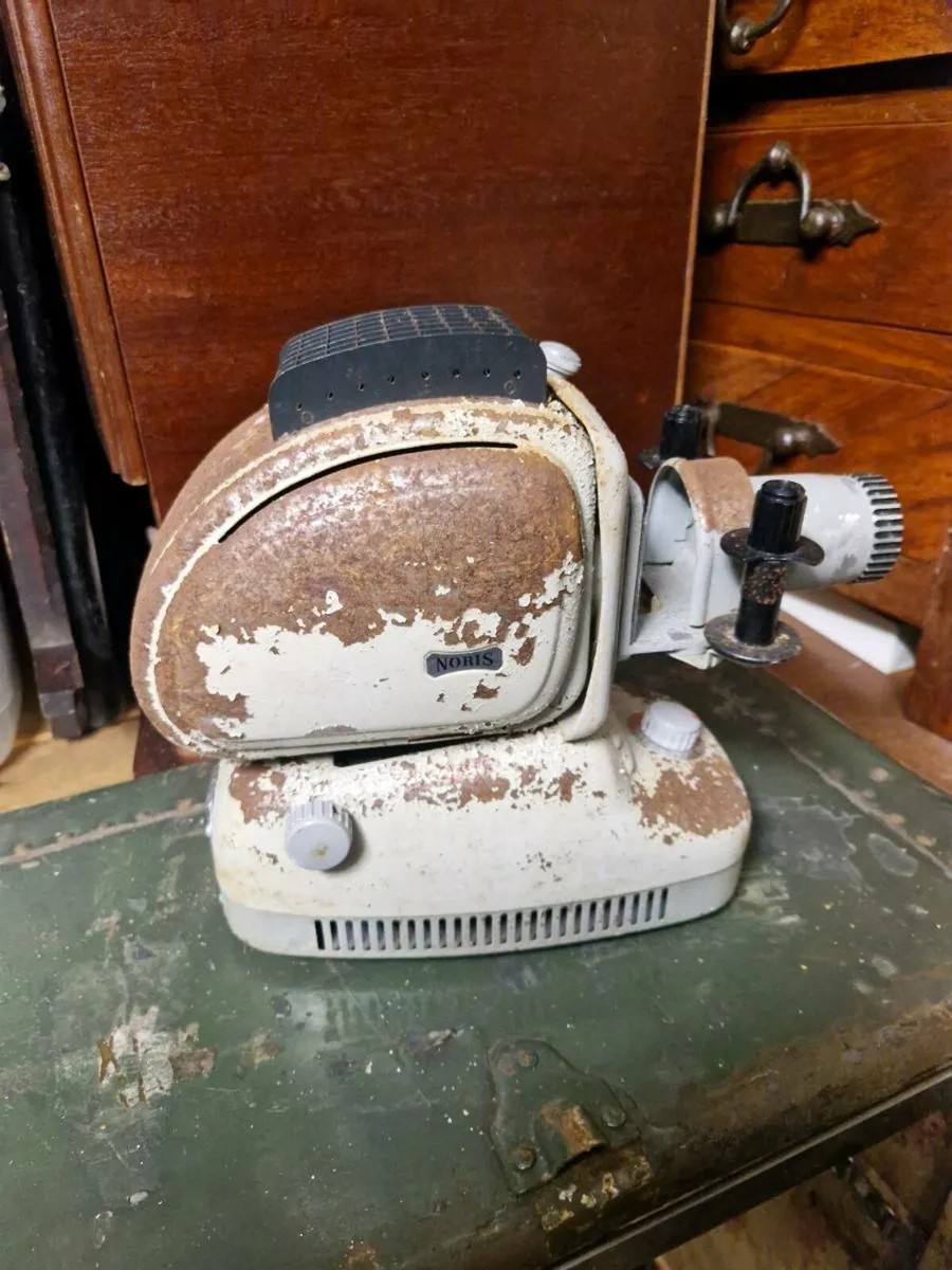 Vintage Noris Projector - Image 3