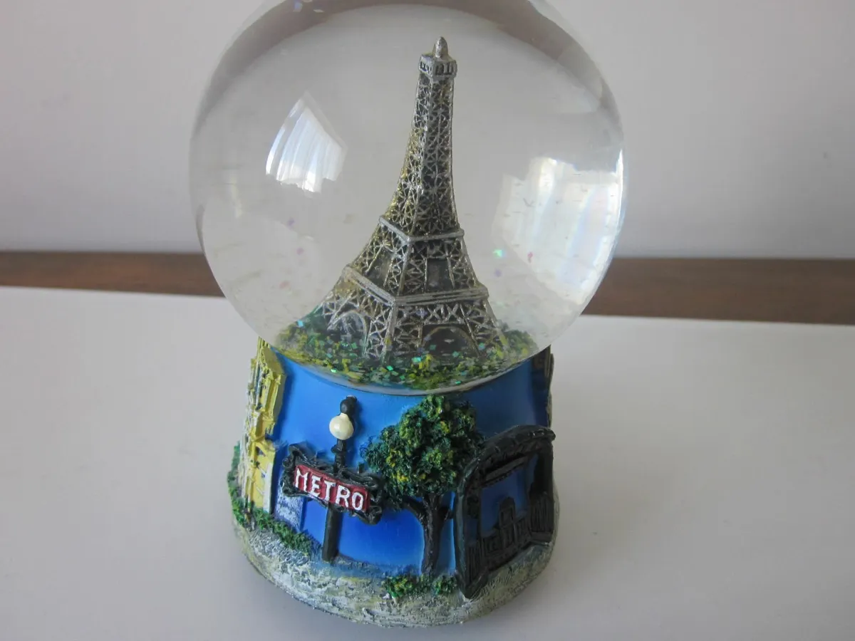 Musicial Snow Globe Eiffel Tower - Image 4
