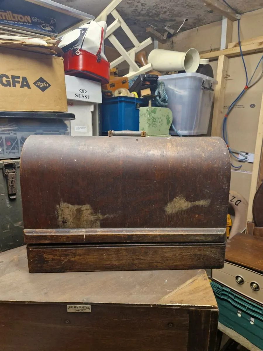 Vintage Singer Sewing Machine - Image 1