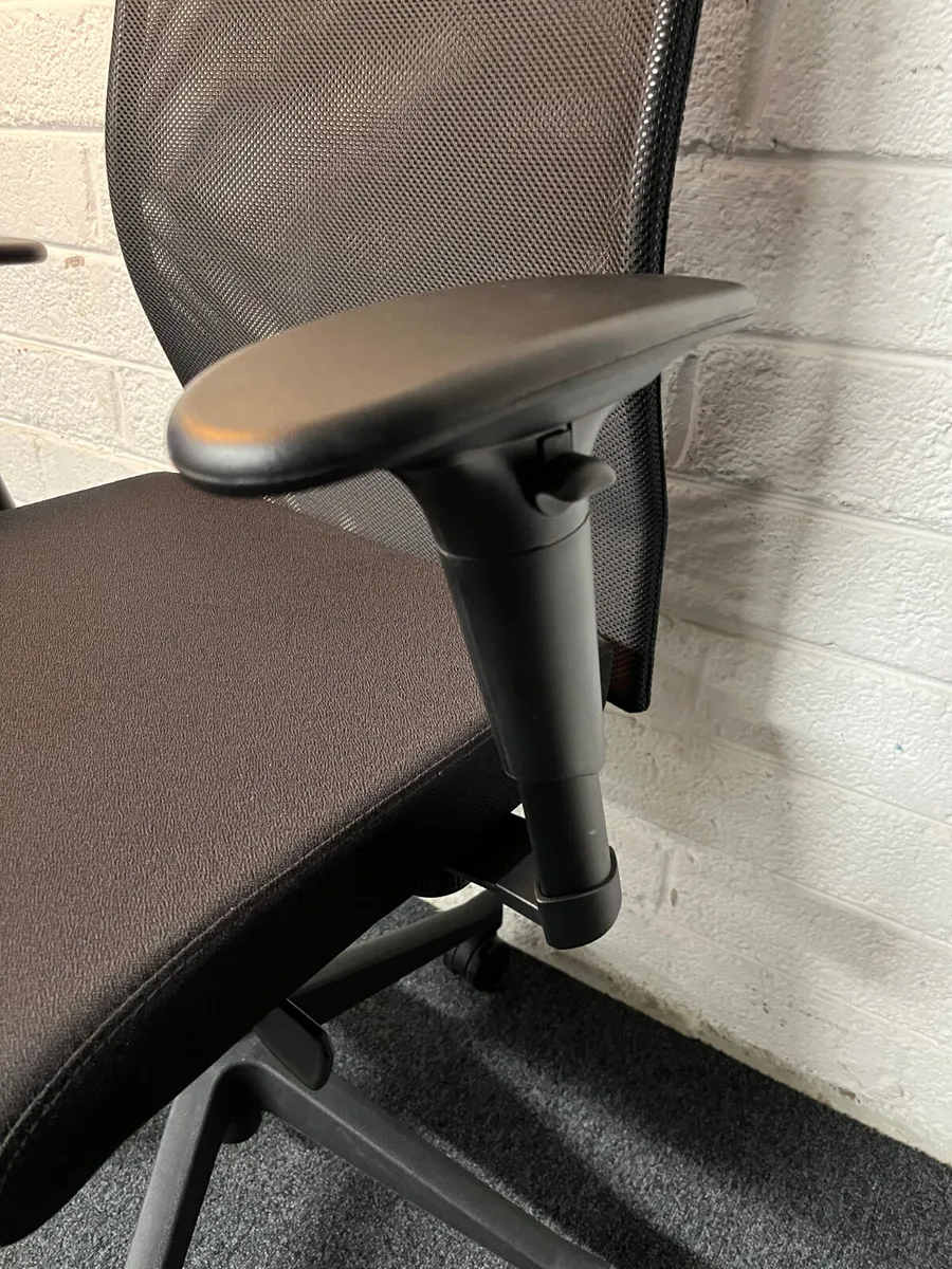 OFFICE FURNITURE: MESH BACK SWIVEL CHAIR - Image 3