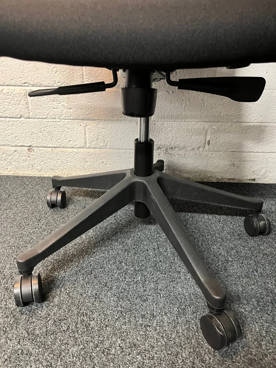 OFFICE FURNITURE: MESH BACK SWIVEL CHAIR - Image 4