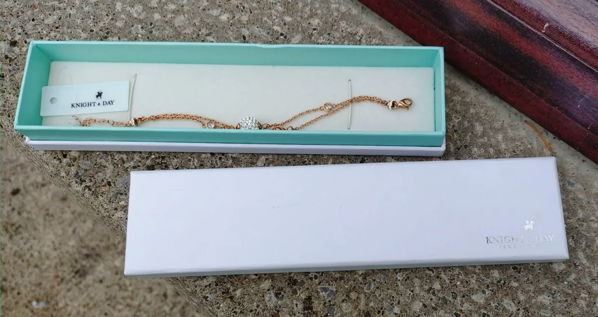 2 TYPES OF COSTUME JEWELLERY (BRAND NEW). - Image 4