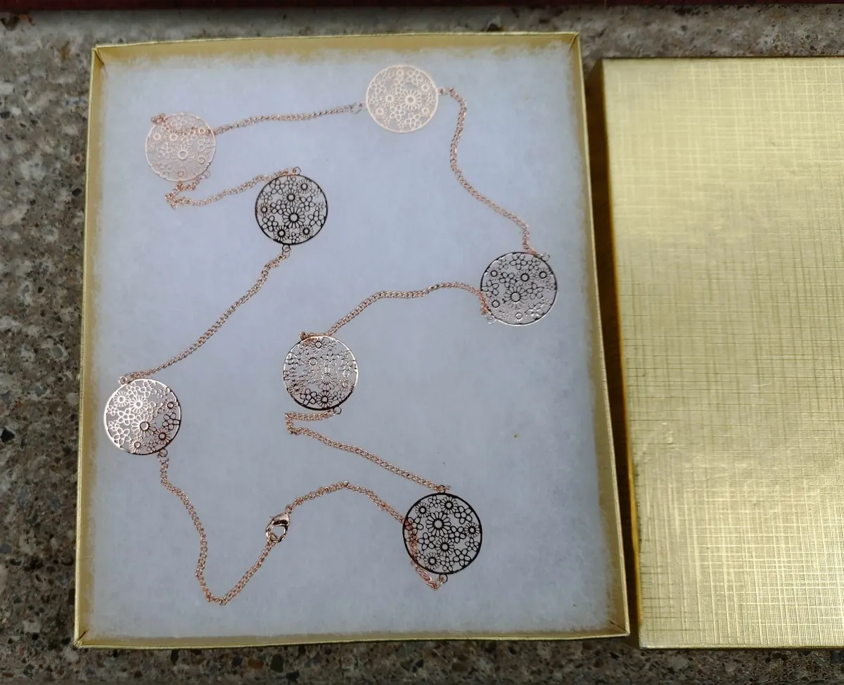 COSTUME JEWELLERY NECKLACE IN BOX (BRAND NEW). - Image 1