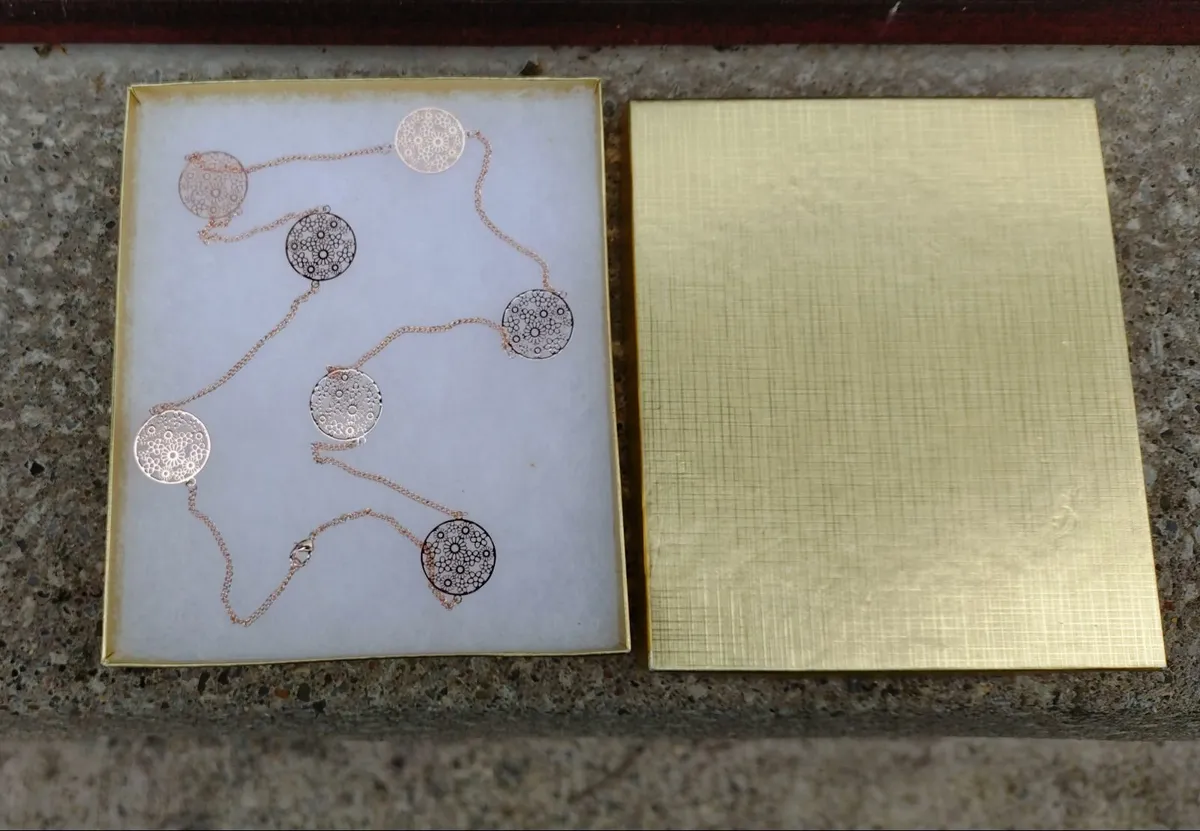 COSTUME JEWELLERY NECKLACE IN BOX (BRAND NEW). - Image 2