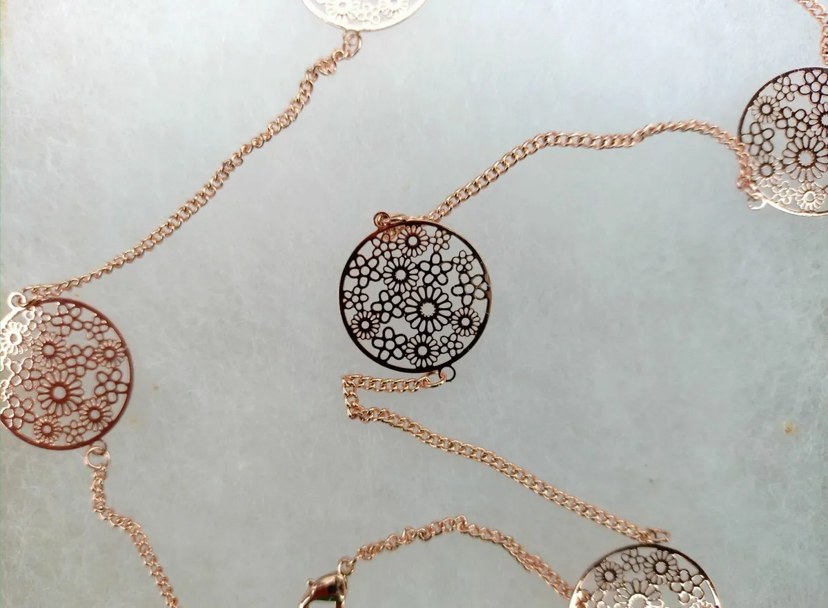 COSTUME JEWELLERY NECKLACE IN BOX (BRAND NEW). - Image 3