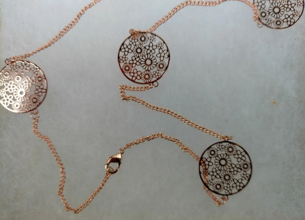 COSTUME JEWELLERY NECKLACE IN BOX (BRAND NEW). - Image 4
