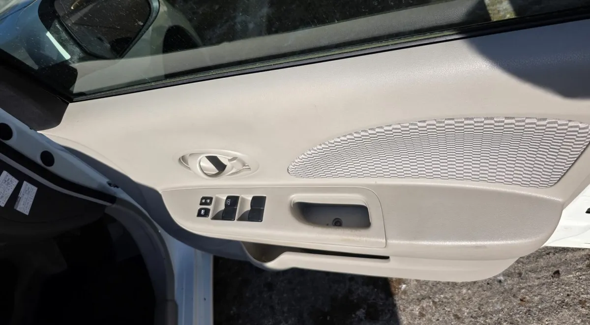 Nissan March 2016 61000km Auto - Image 2
