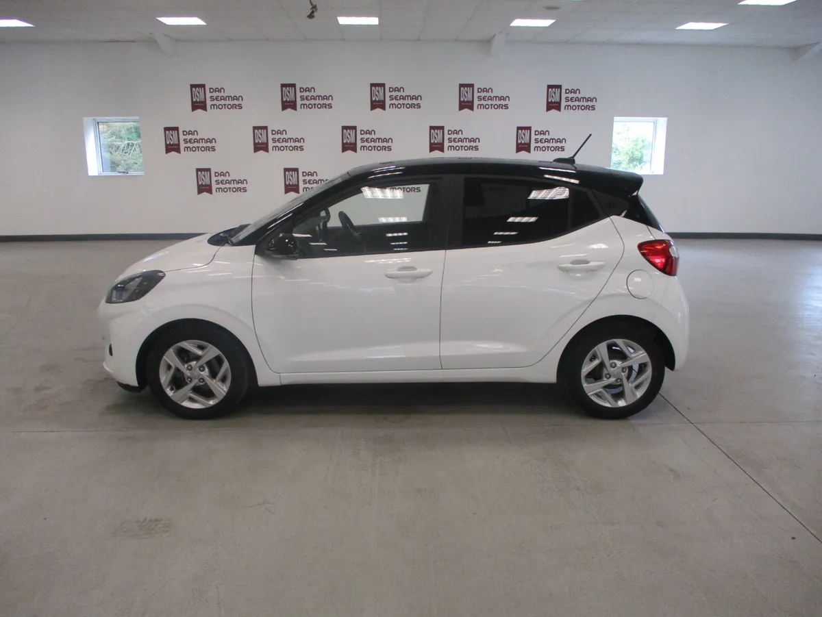 Hyundai i10  DELUX PLUS TWO-TONE LOW KM'S 2022 - Image 1