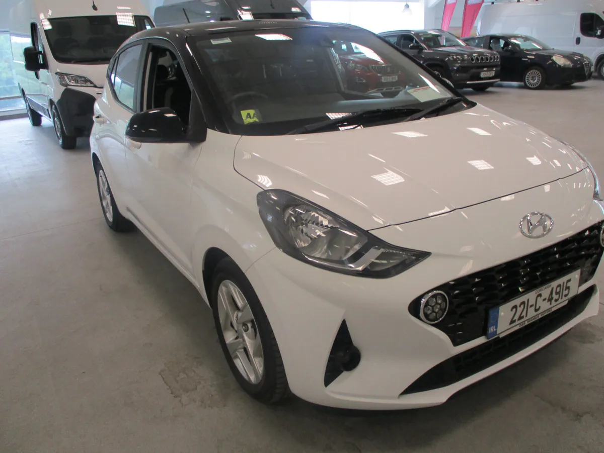 Hyundai i10  DELUX PLUS TWO-TONE LOW KM'S 2022 - Image 3