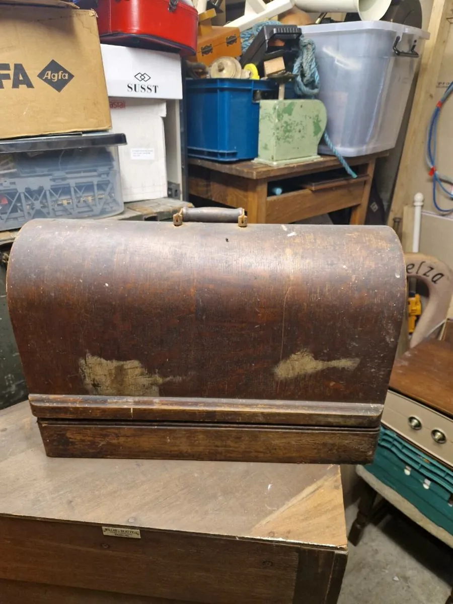 Vintage Singer Sewing Machine - Image 2