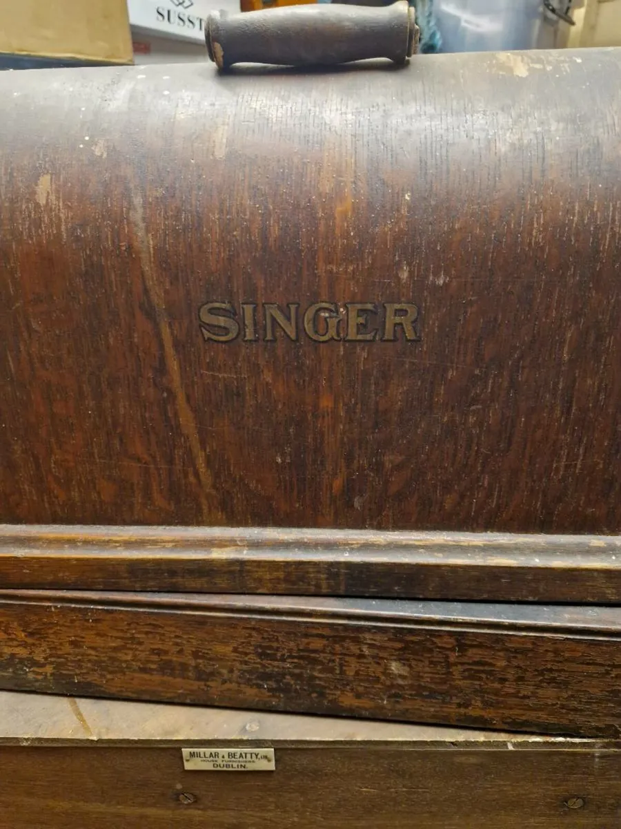 Vintage Singer Sewing Machine - Image 3