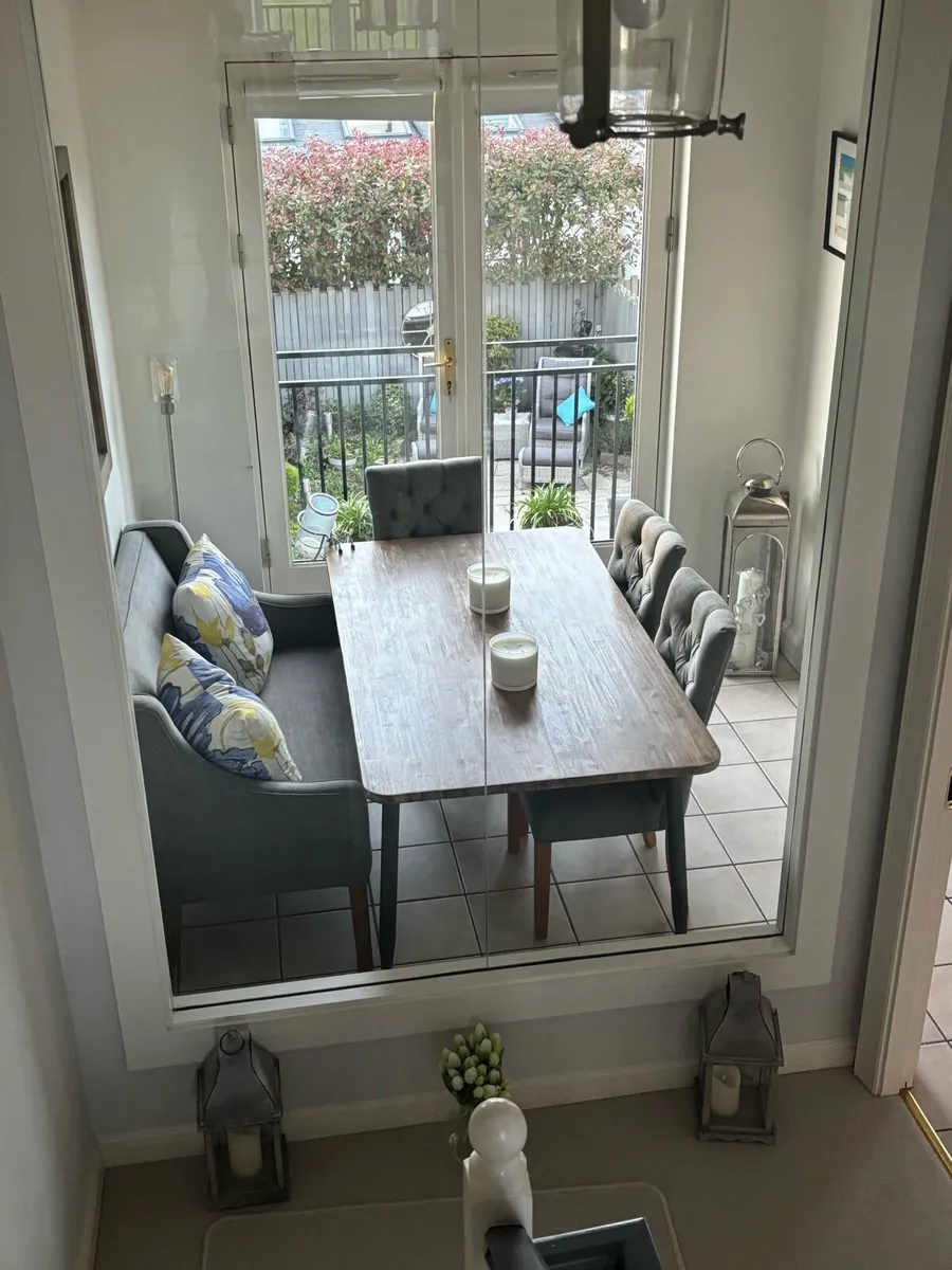 6 seater modern dining table, with 4 grey chairs a - Image 1