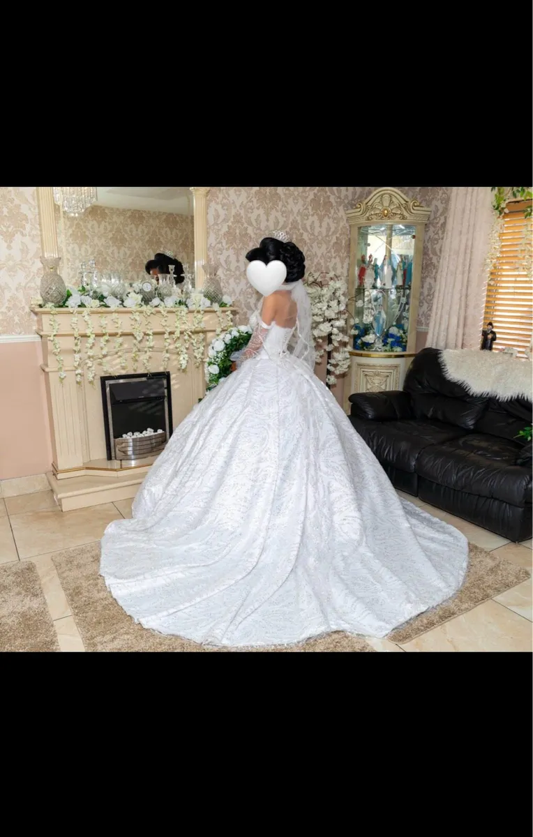 Wedding dress - Image 2