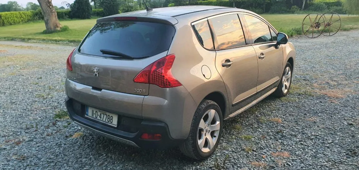 2011 PEUGEOT 3008  *LOW MILEAGE * - Image 3