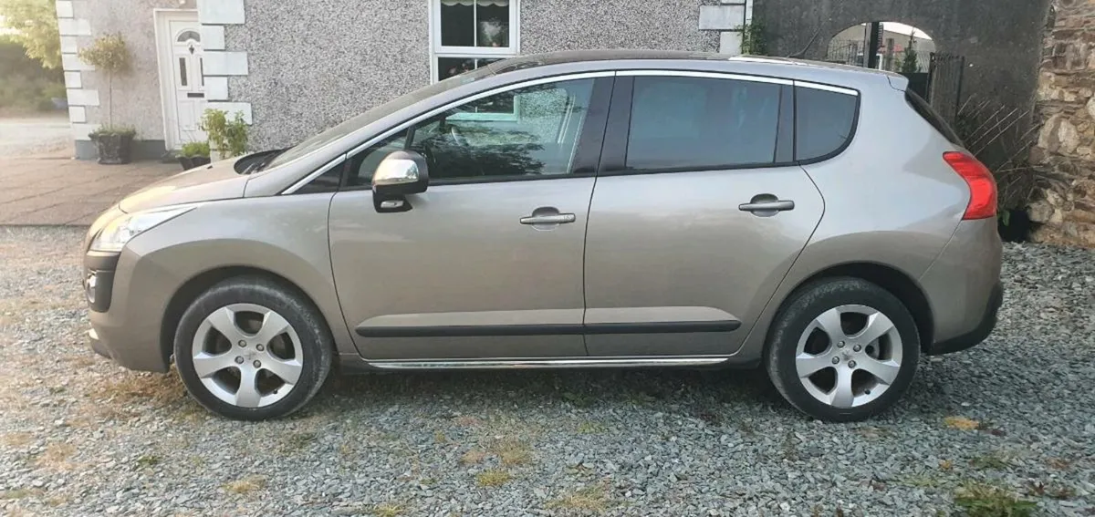 2011 PEUGEOT 3008  *LOW MILEAGE * - Image 2