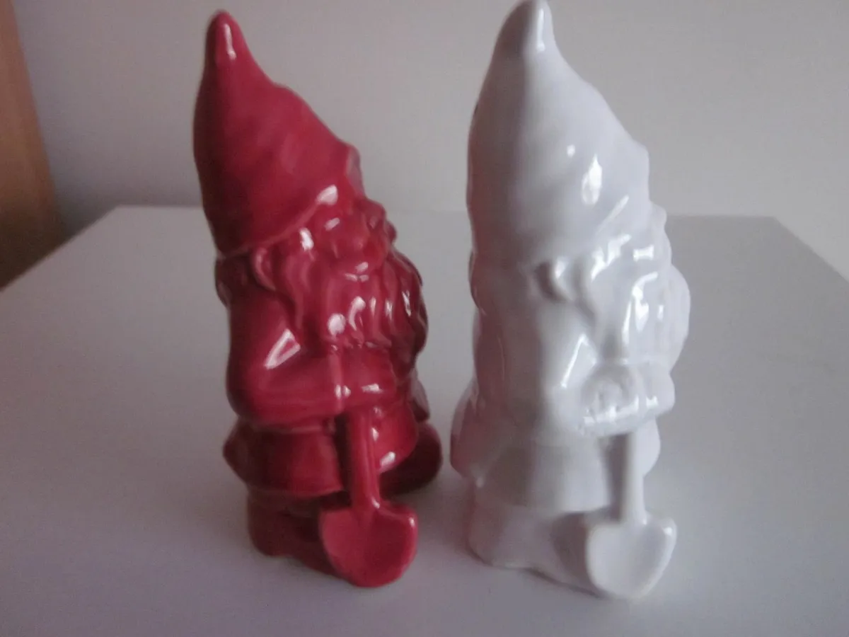 Novelty Santa Ceramic Gnomes S/P cruet set 1960's - Image 4