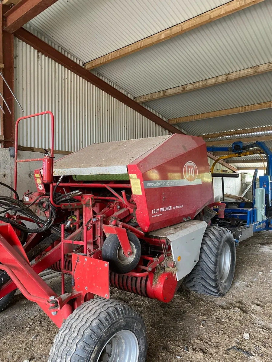 Welger Baler 235 profi and in-line Goweil wrapper - Image 1