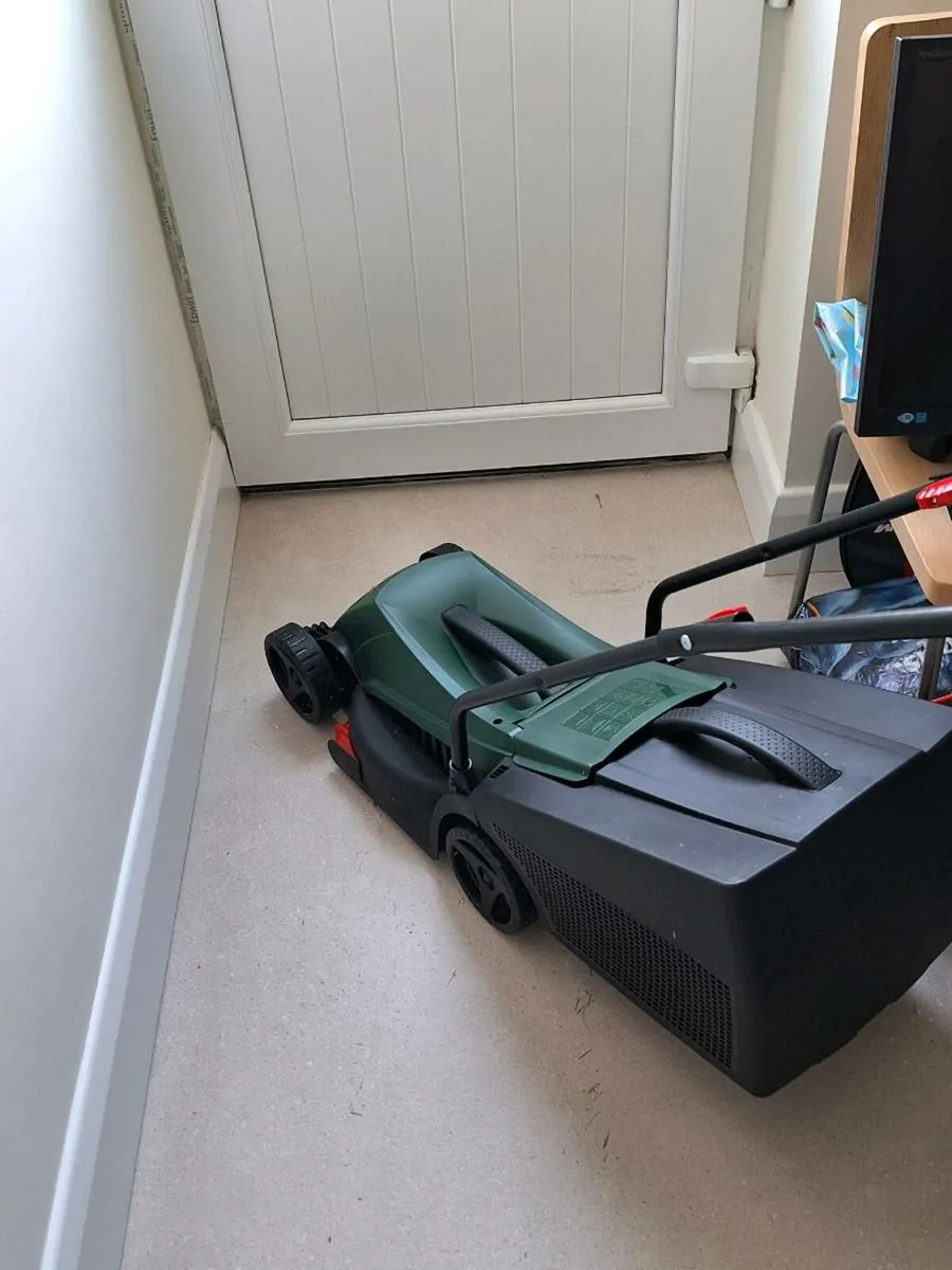 NEW Bosch EasyRotak 32-215 Corded Rotary Lawnmower - Image 3
