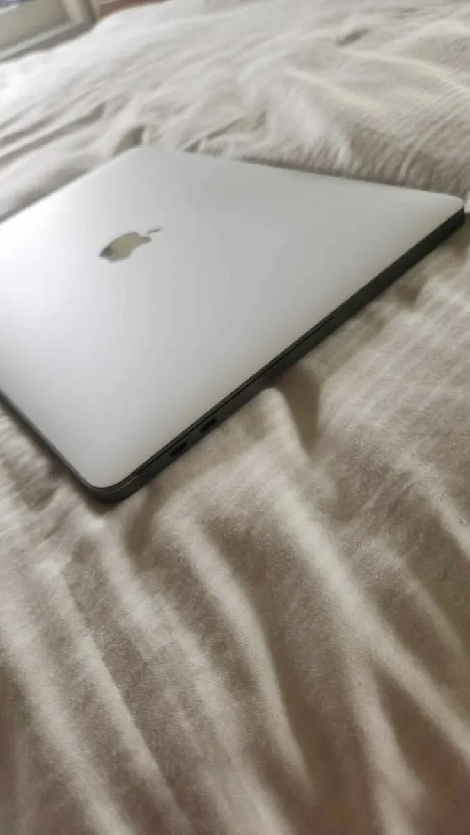 Apple MacBook Pro 13' (2020) i5 512GB SSD 8GB RAM - Image 2