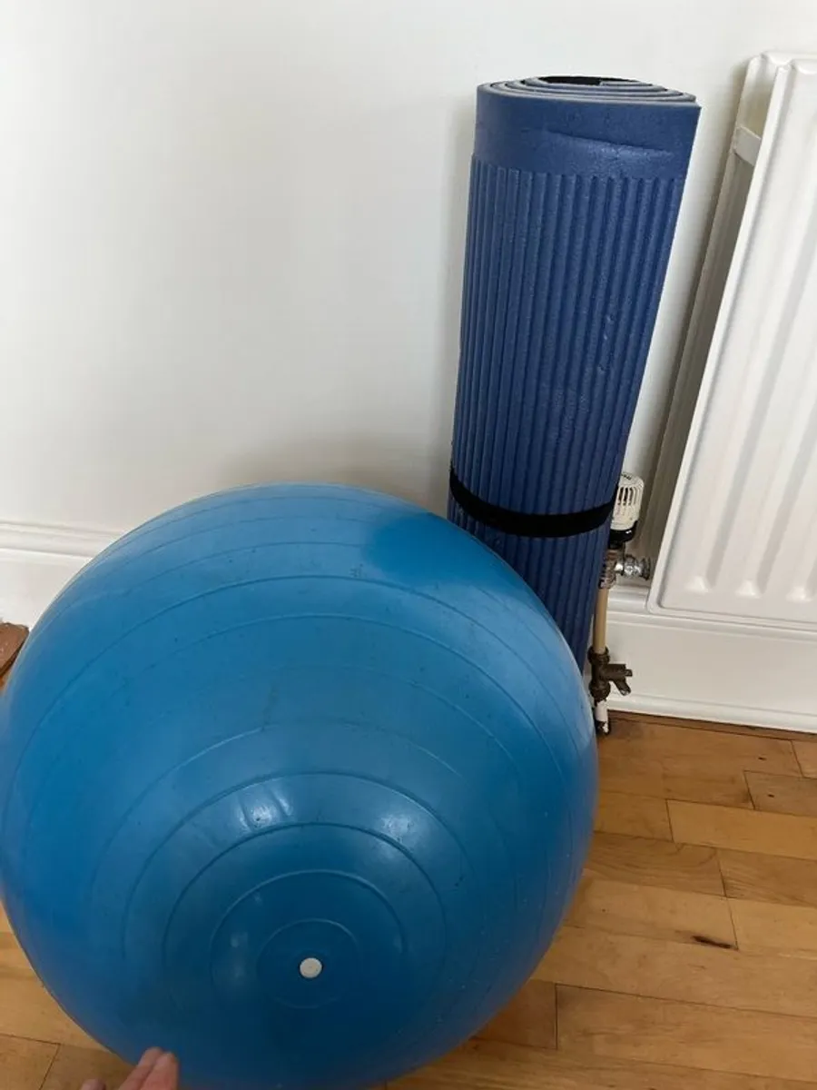 pilates ball and mat - Image 1