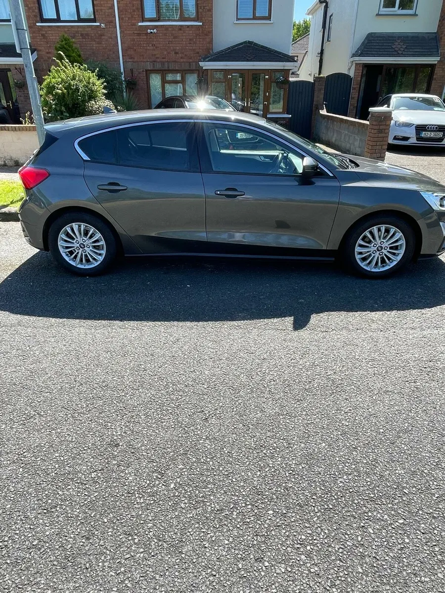 2019 ford focus titanium - Image 2