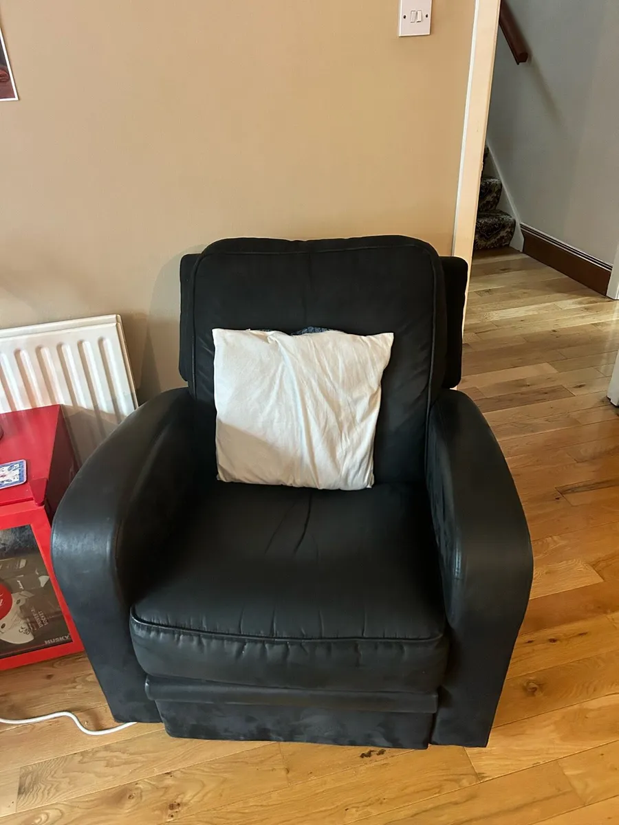 L shape couch and matching 1 seat recliner - Image 4