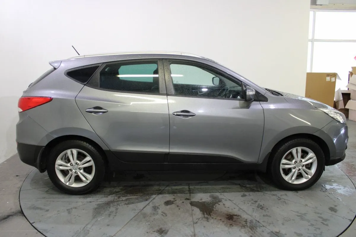 Hyundai ix35 1.7 Diesel Premium 2WD Pan Roof - Image 4