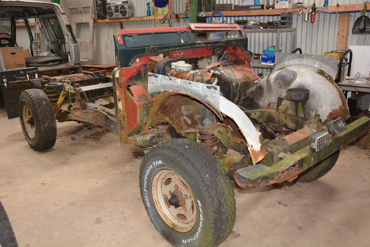 Land Rover Rolling Chassis with Log Book - Image 4
