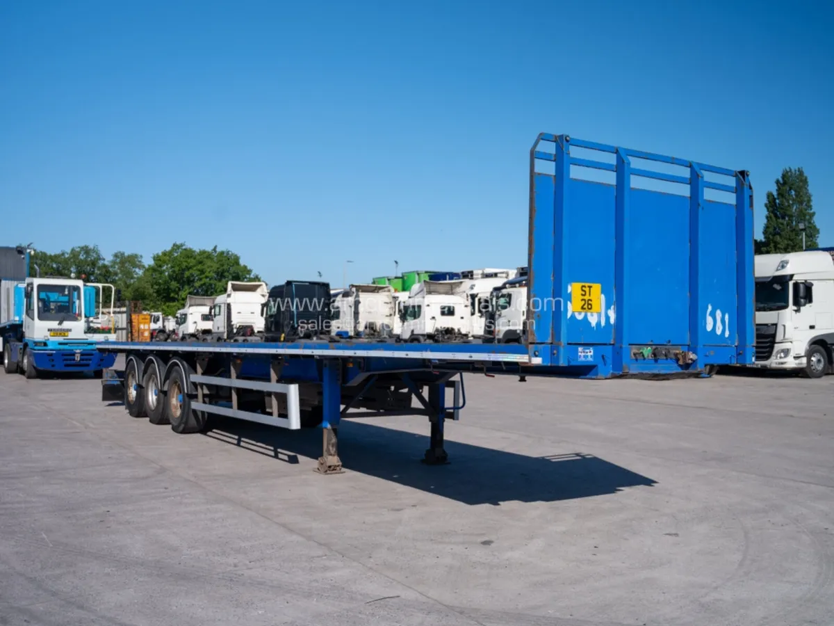 2015 SDC 3-AXLE FLATBED TRAILER - Image 1