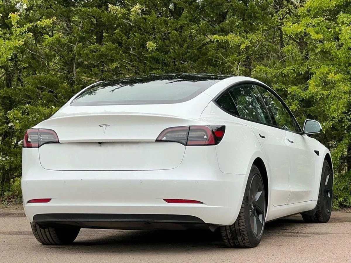 Tesla Model 3 2022 - Image 2