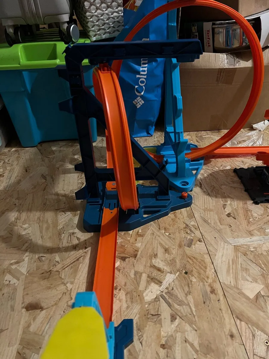 Hot wheels loop track and car wash - Image 1