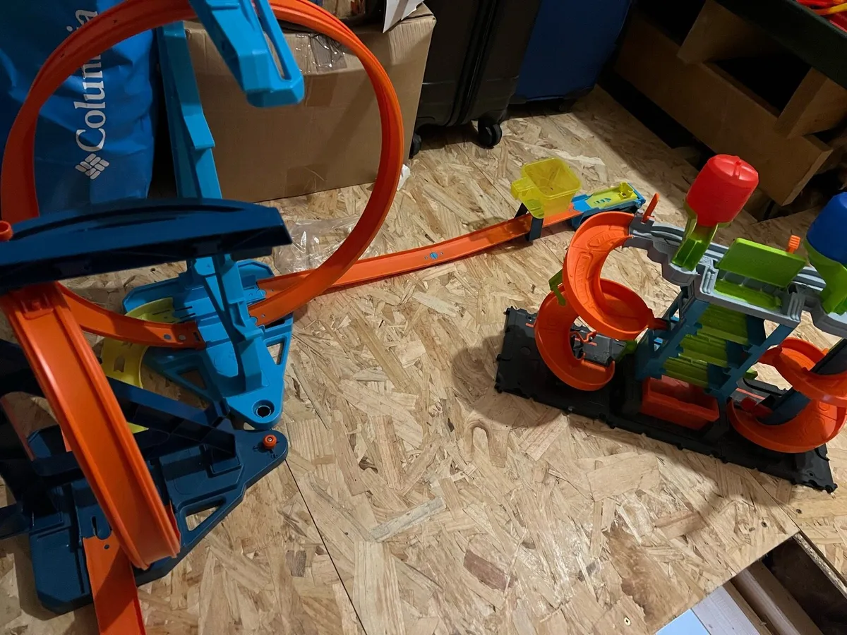 Hot wheels loop track and car wash - Image 2