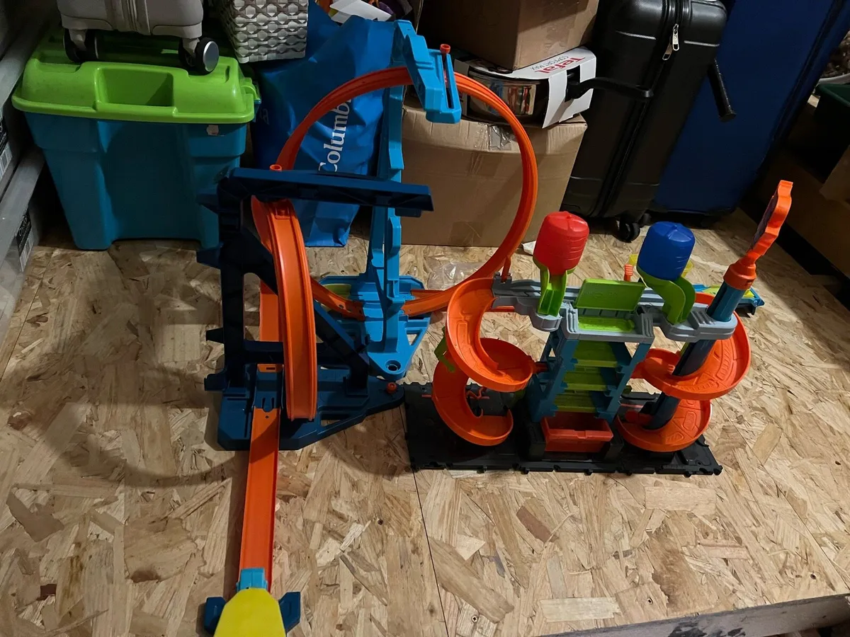 Hot wheels loop track and car wash - Image 3