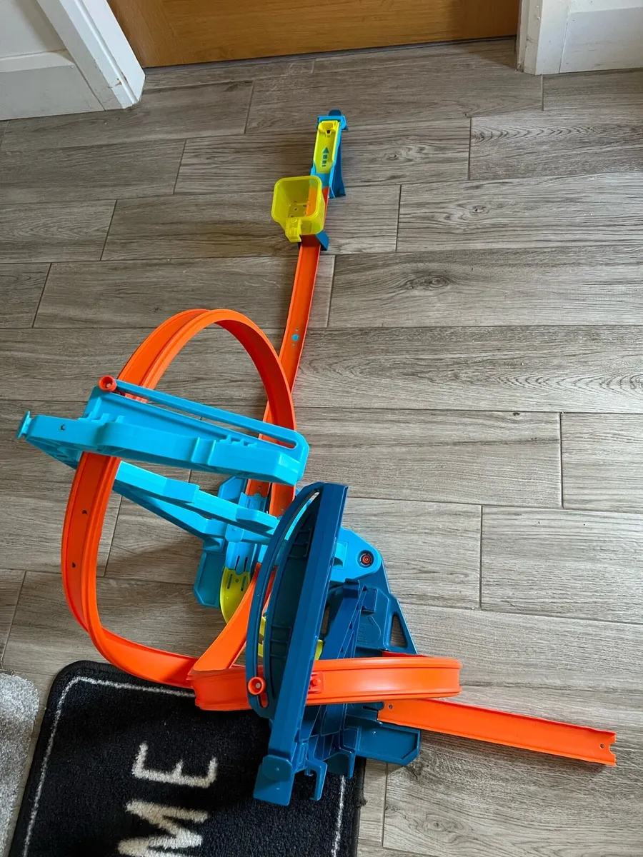 Hot wheels loop track and car wash - Image 4