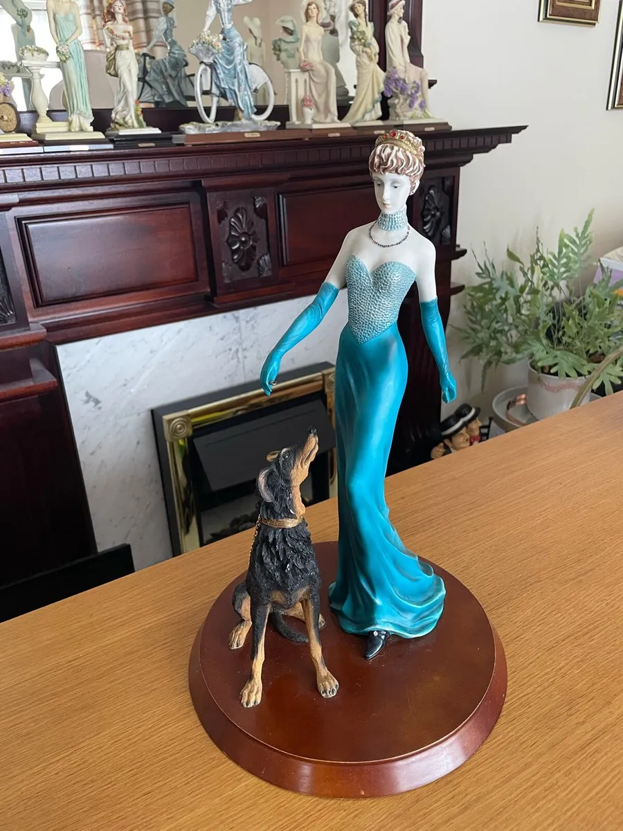 Figurines and figurine lamp - Image 2