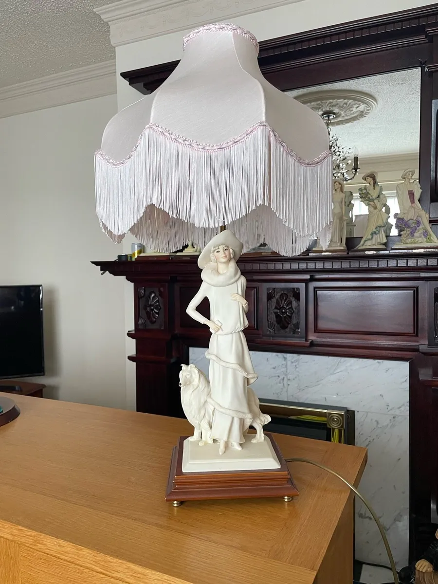 Figurines and figurine lamp - Image 3