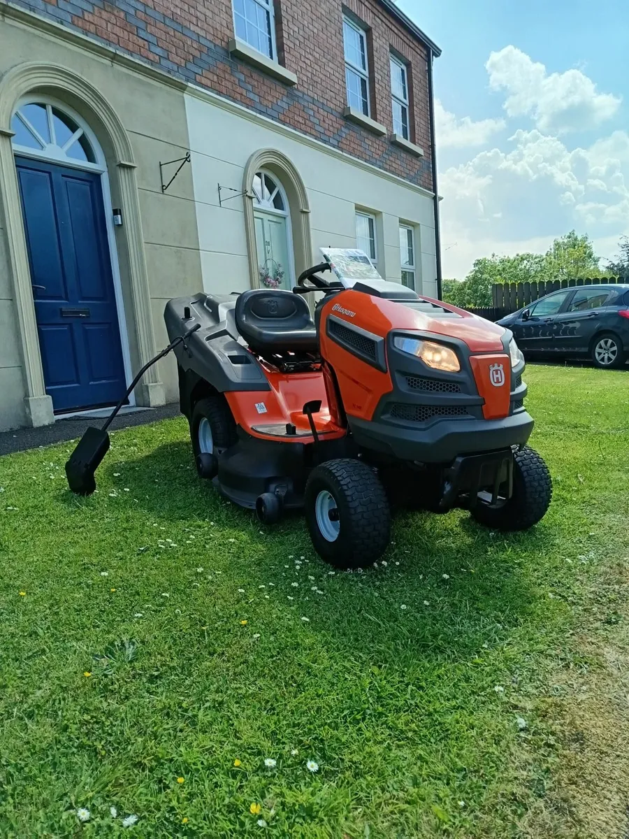 Husqvarna petrol ride on lawnmower - Image 3