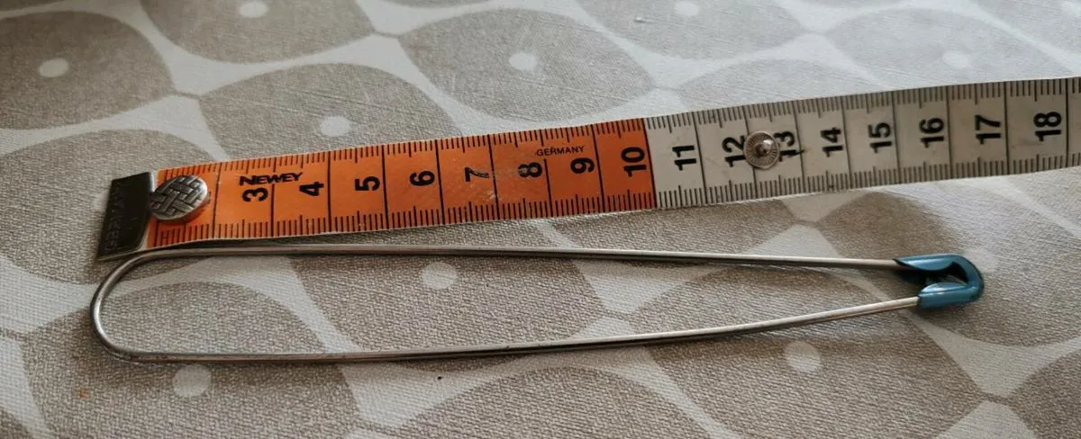 Vintage stitch holder and kilt pin - Image 4