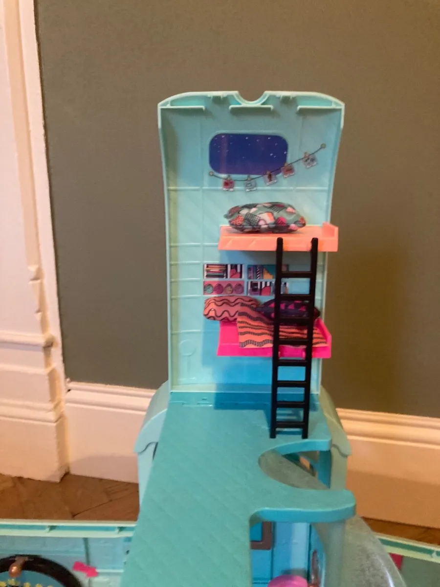 LOL Glamper Camper Van With 3 Dolls - Image 4