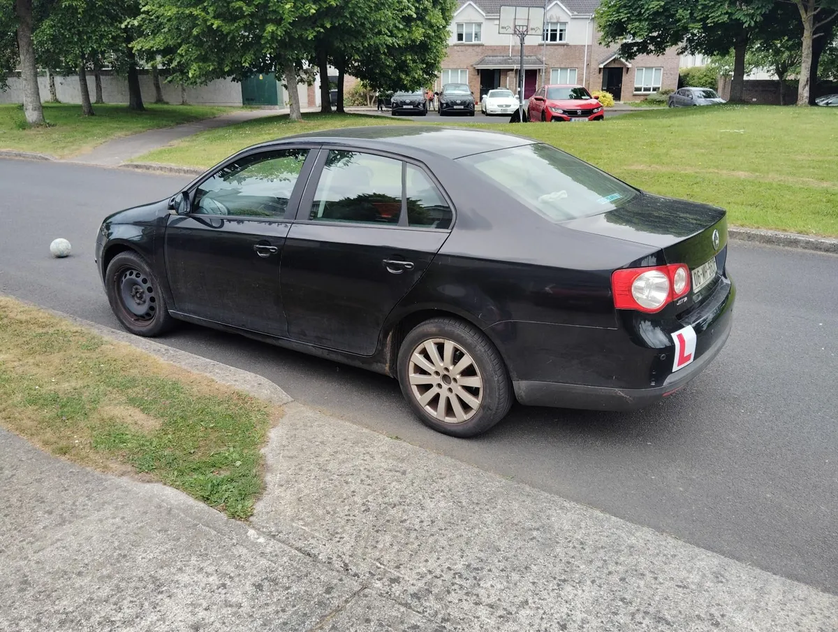 Volkswagen Jetta 2006 - Image 2