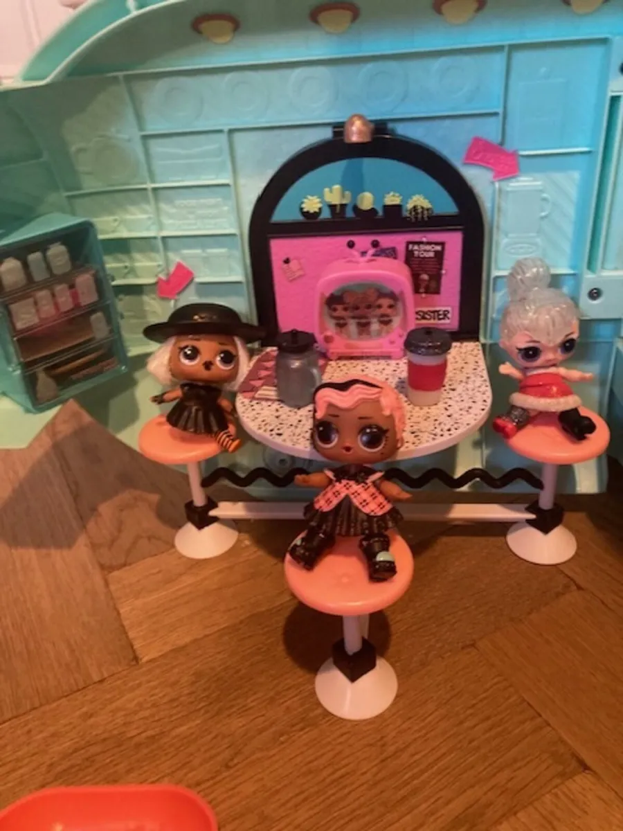 LOL Glamper Camper Van With 3 Dolls - Image 2