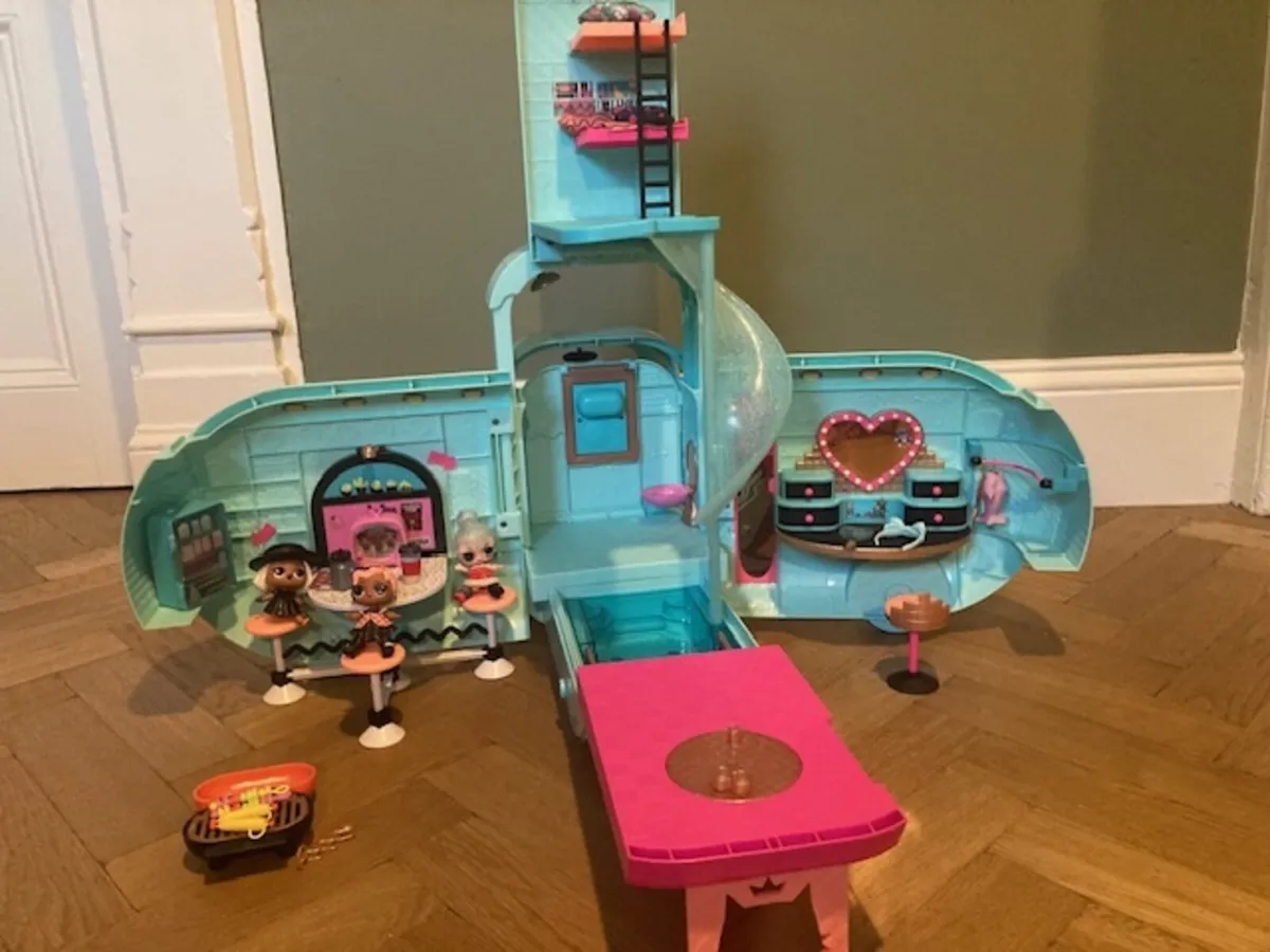 LOL Glamper Camper Van With 3 Dolls - Image 3