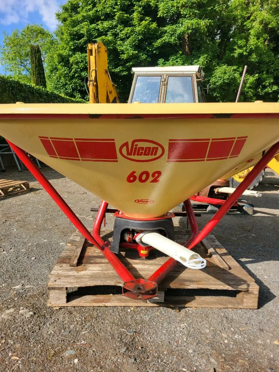 2 vicon spreaders - Image 1