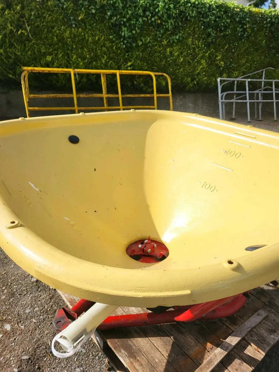 2 vicon spreaders - Image 4