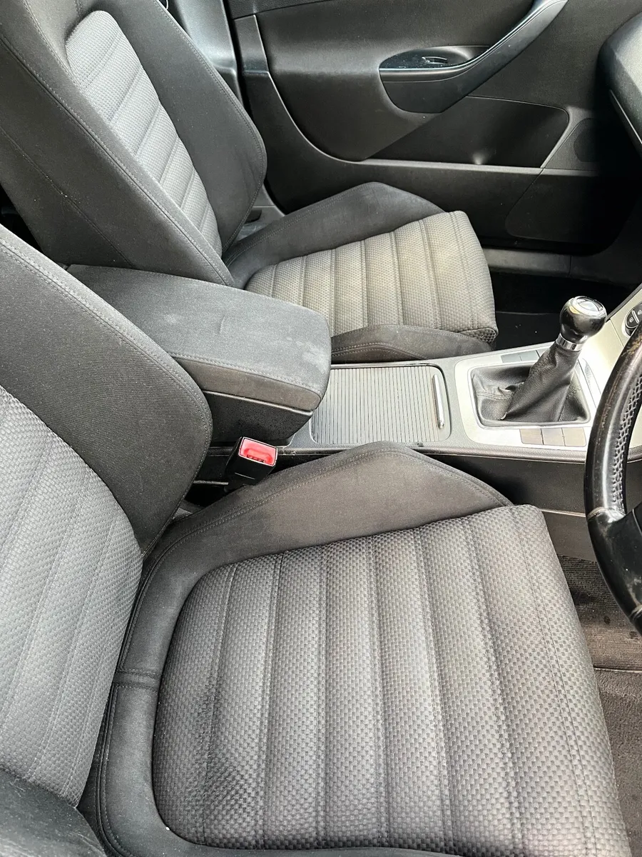 Volkswagen Passat 2007 - Image 2