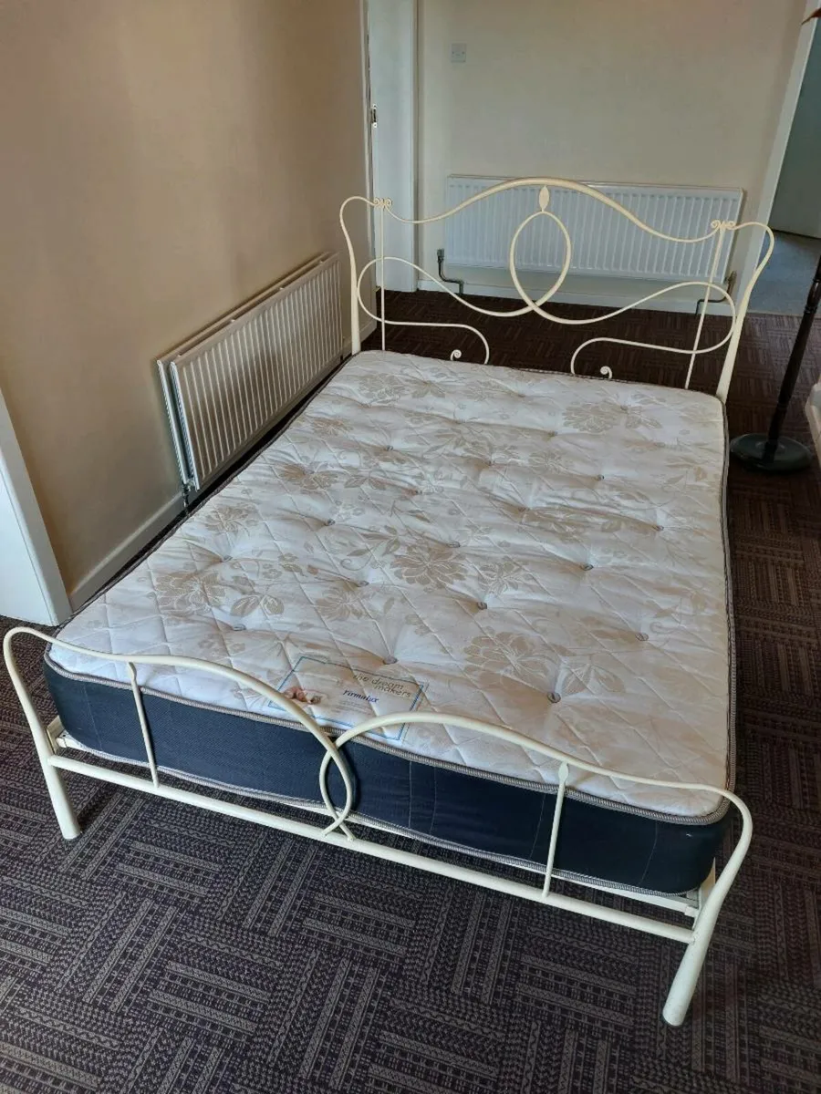 4ft 6in Double bed, Metal bedframe & mattress - Image 1
