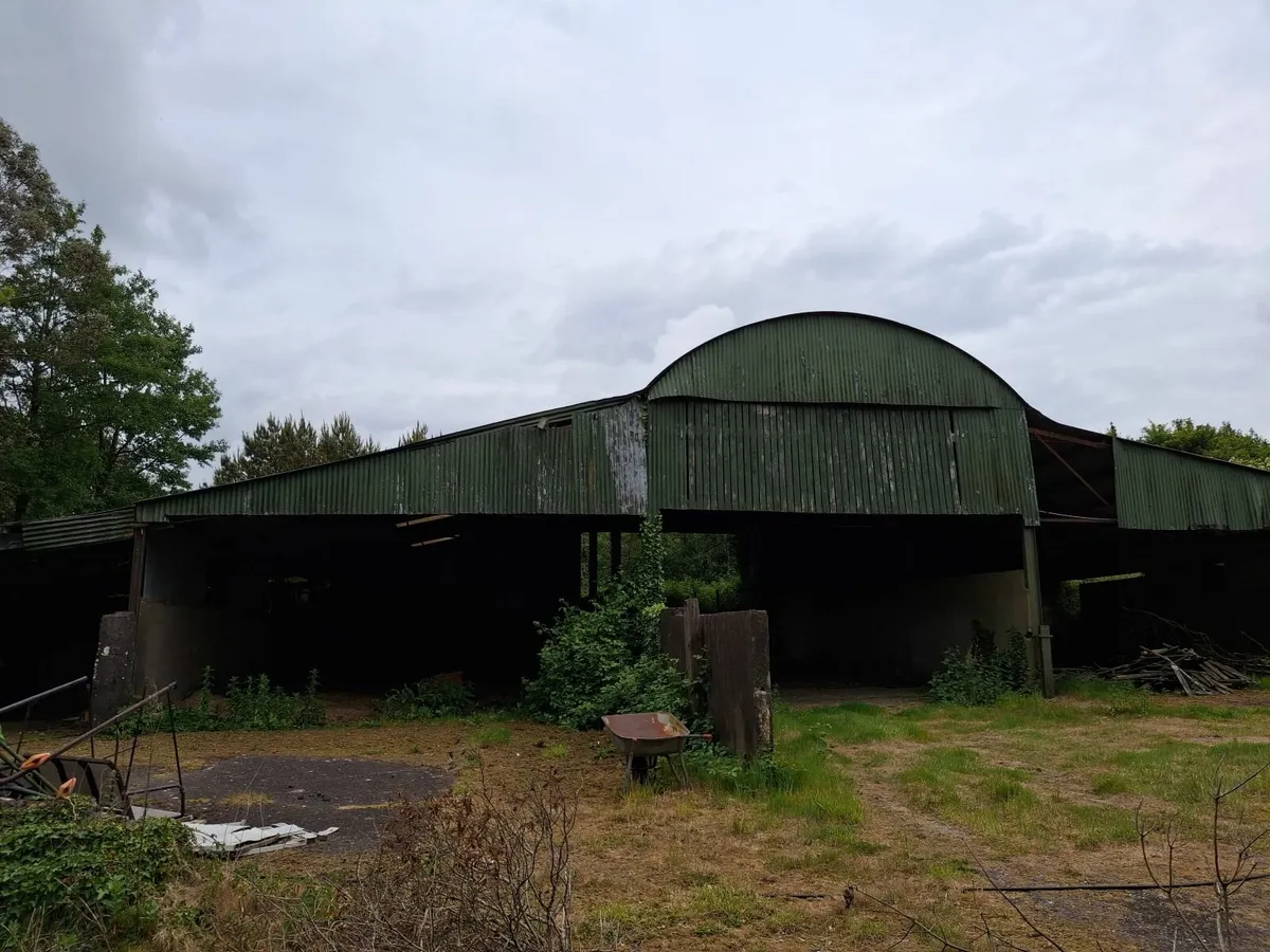 Farm sheds for rent with small yard - Image 1