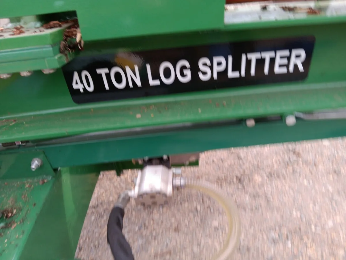 40 TON LOG SPLITTER  WITH  ITS TRAILER - Image 2