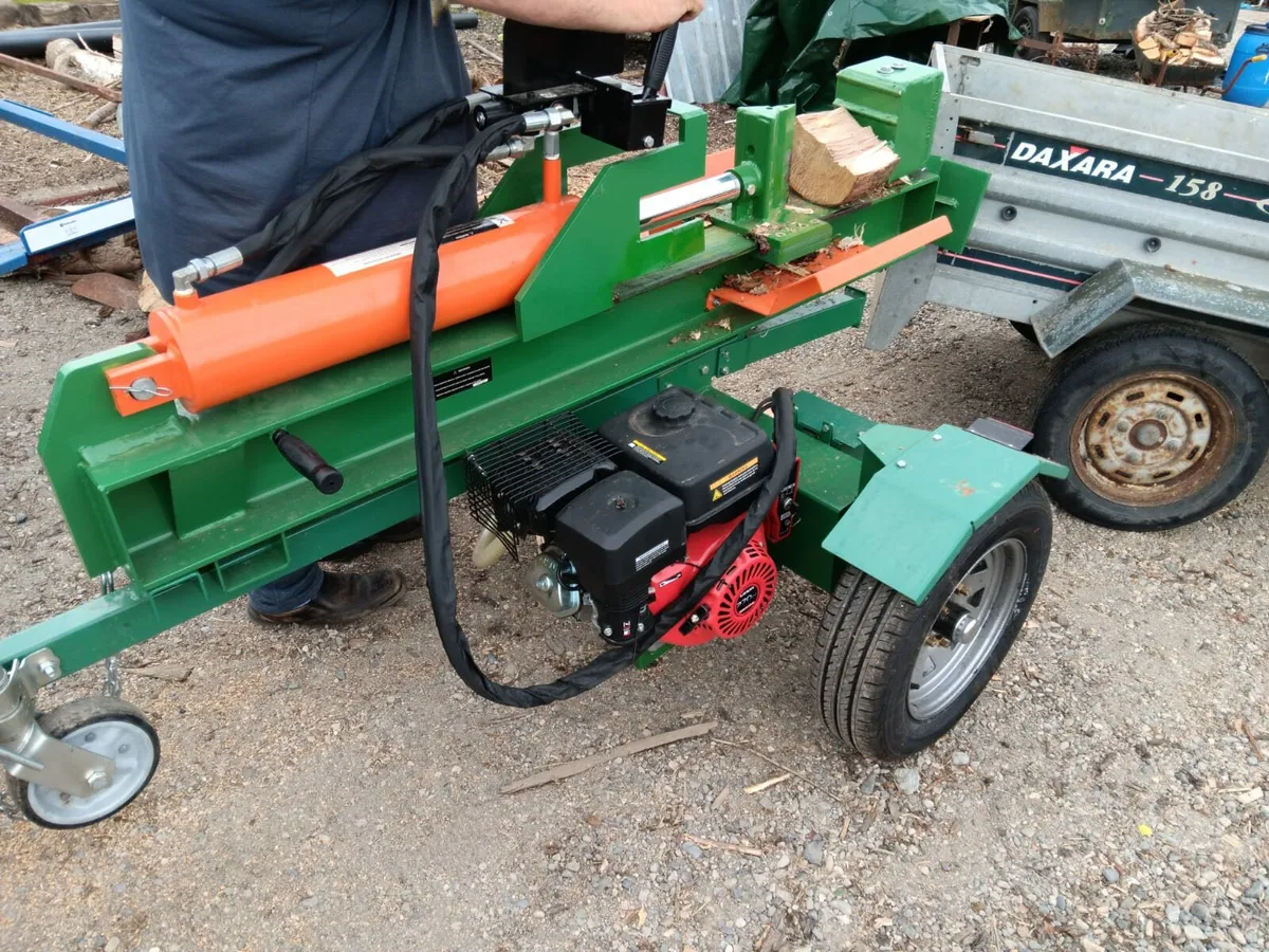 40 TON LOG SPLITTER  WITH  ITS TRAILER - Image 1