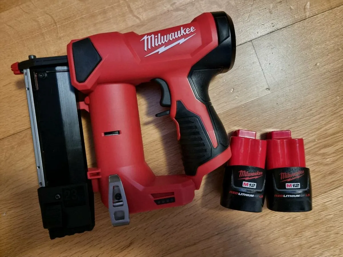 Milwaukee M12 23 Gauge Pin Nail Gun Kit - Image 3